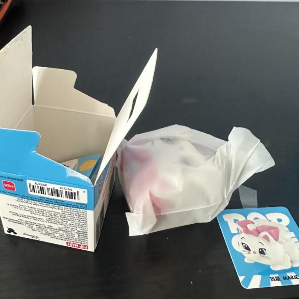 POP MART Disney Classics POP CUBE-2 Series- Confirmed: MARIE - Picture 2 of 10